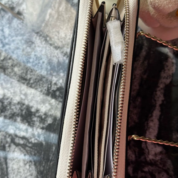 Heart Patterned White Canvas - Picture 6 of 6